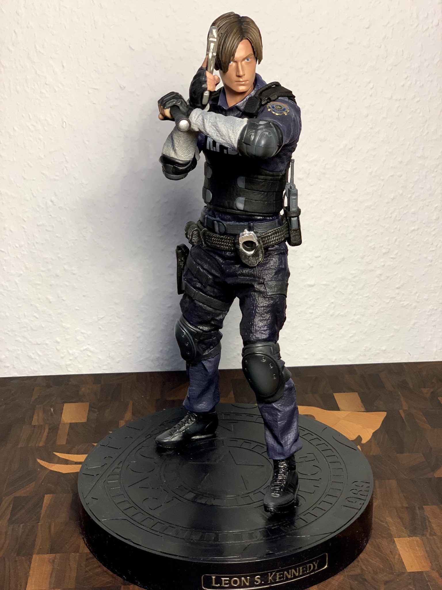 Resident Evil 2 Collectors Edition - Leon S. Kennedy Figur ...